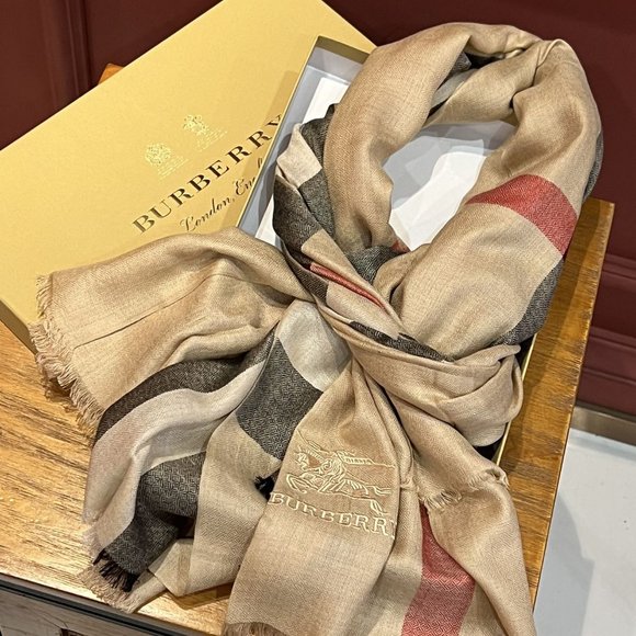 burberry classic diamond pattern scarf - Picture 1 of 9